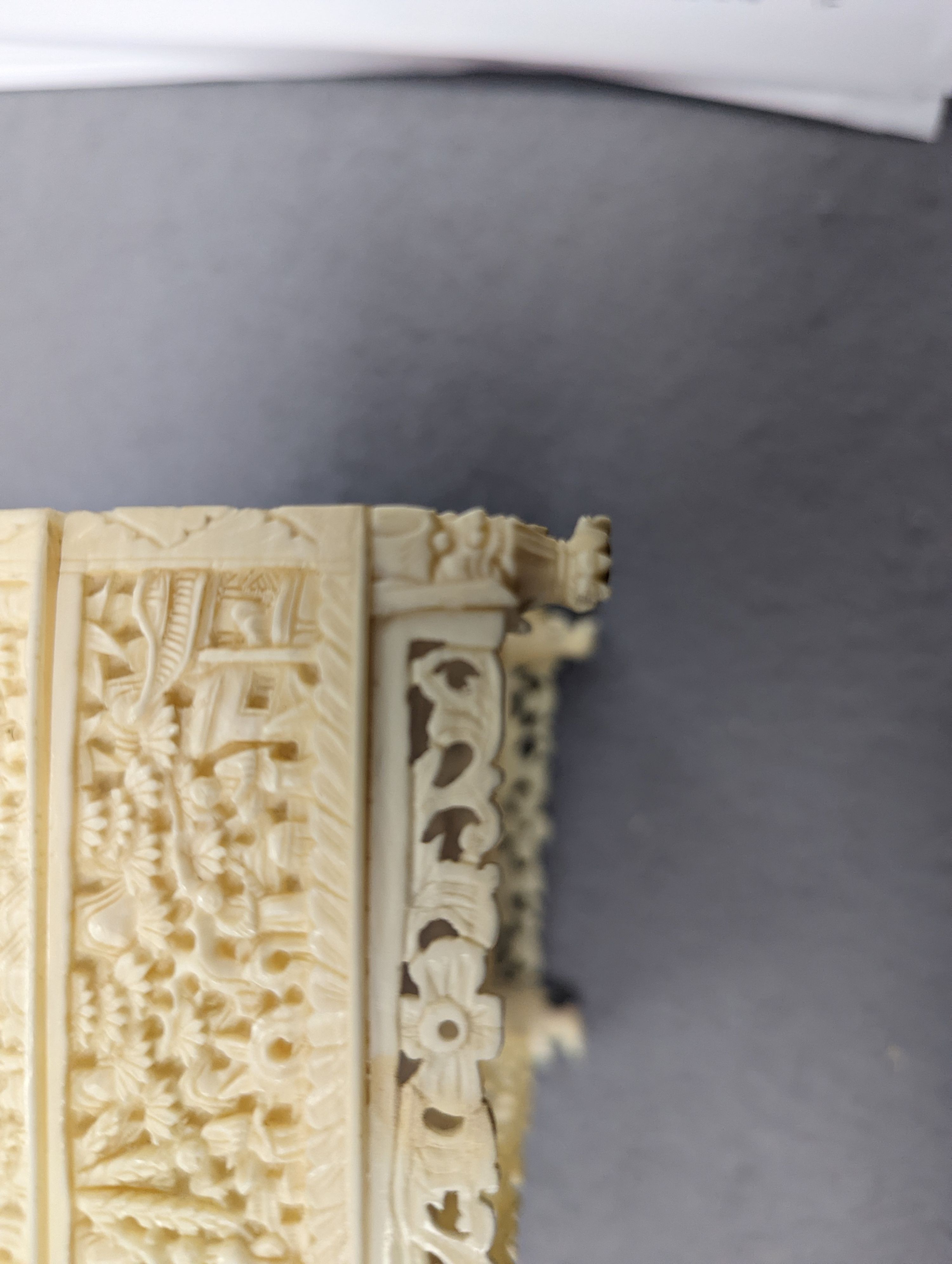 An early 20th century Cantonese carved ivory box, 12cm